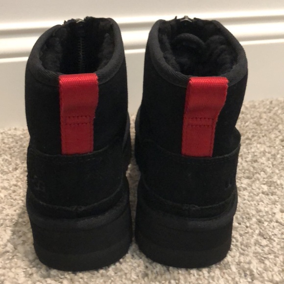 New without box Ugg Neumel platform zip size 5 black with red pull - Picture 2 of 4